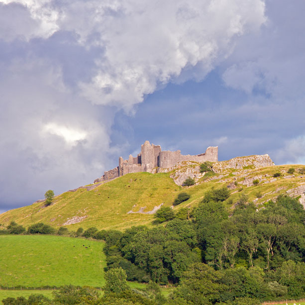  Castell Carreg Cennen Pamffledyn Canllaw